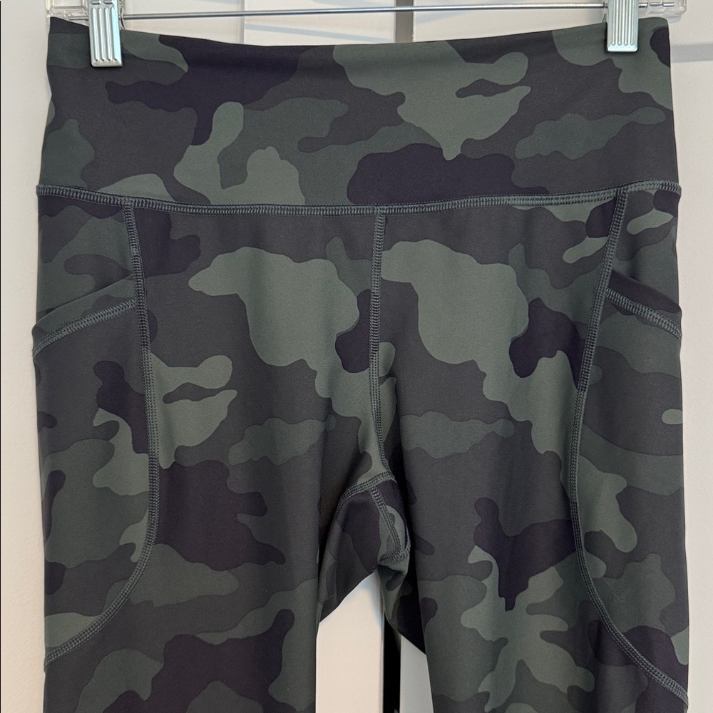 OLD NAVY ACTIVE Women’s Camouflage Leggings. M. Inseam 26” rise 10” waist 28”